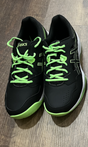 Picture of Asics pickleball shoes that are a great alternative to Hoka picklebal lshoes